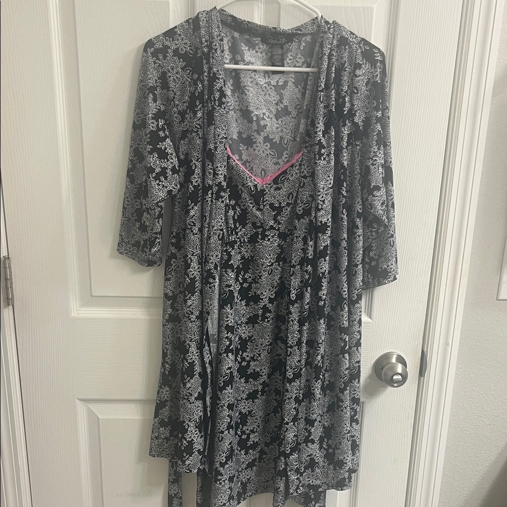 Rene Rofe Black and White Floral Lace Robe and nightie. 2 piece set.